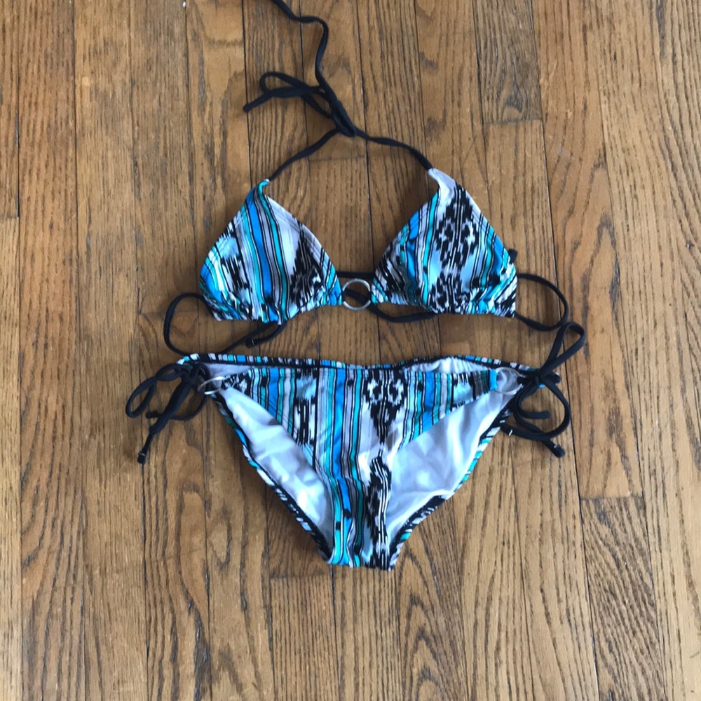 SALE☀️Xhiliration bikini with metal accents. Small